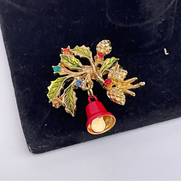 Vintage Christmas Winter Holiday Festive Gifting Jingle Bell Wreath Pin / Brooch - Picture 10 of 10